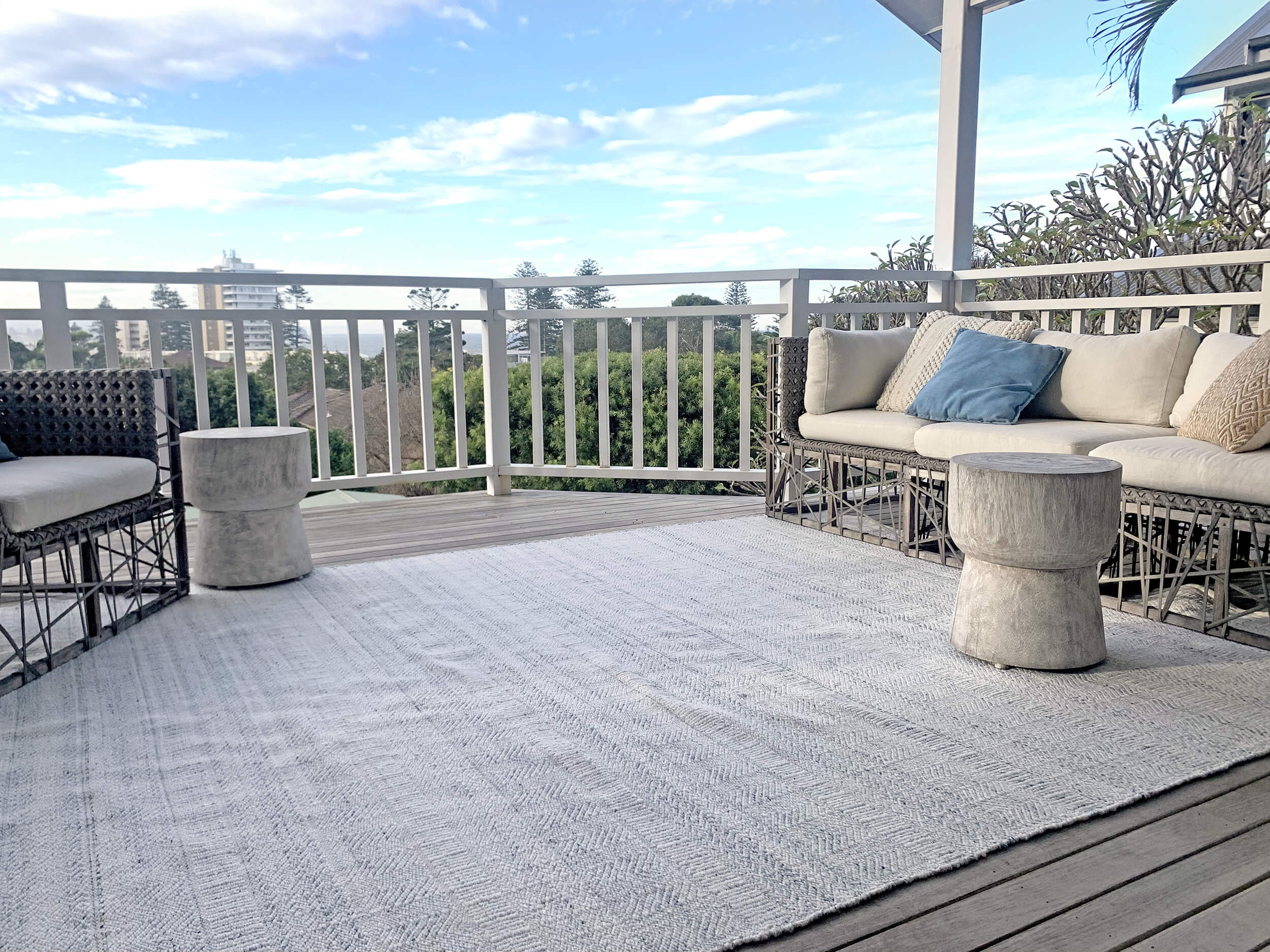 Daisy Cream and Blue Indoor Outdoor P.E.T Rug - Image 3