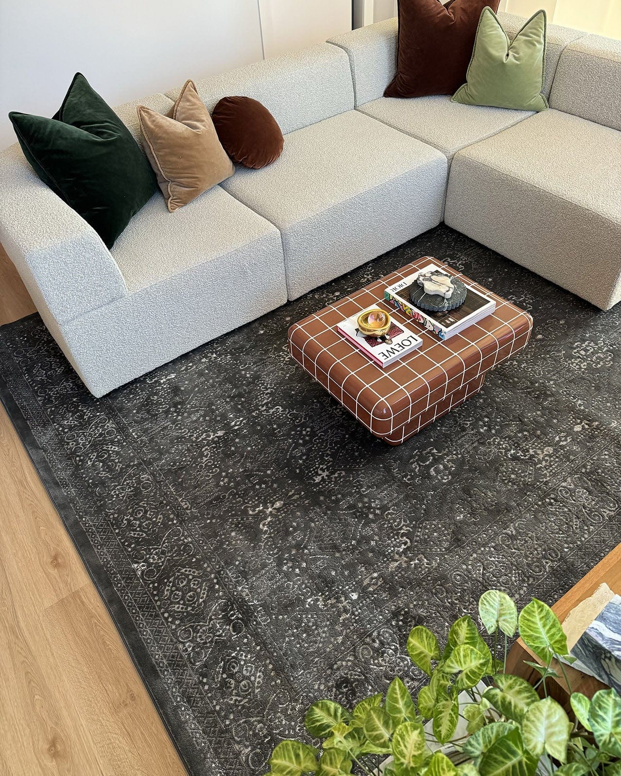 Dalma Charcoal Grey And Ivory Traditional Distressed Rug - Image 2