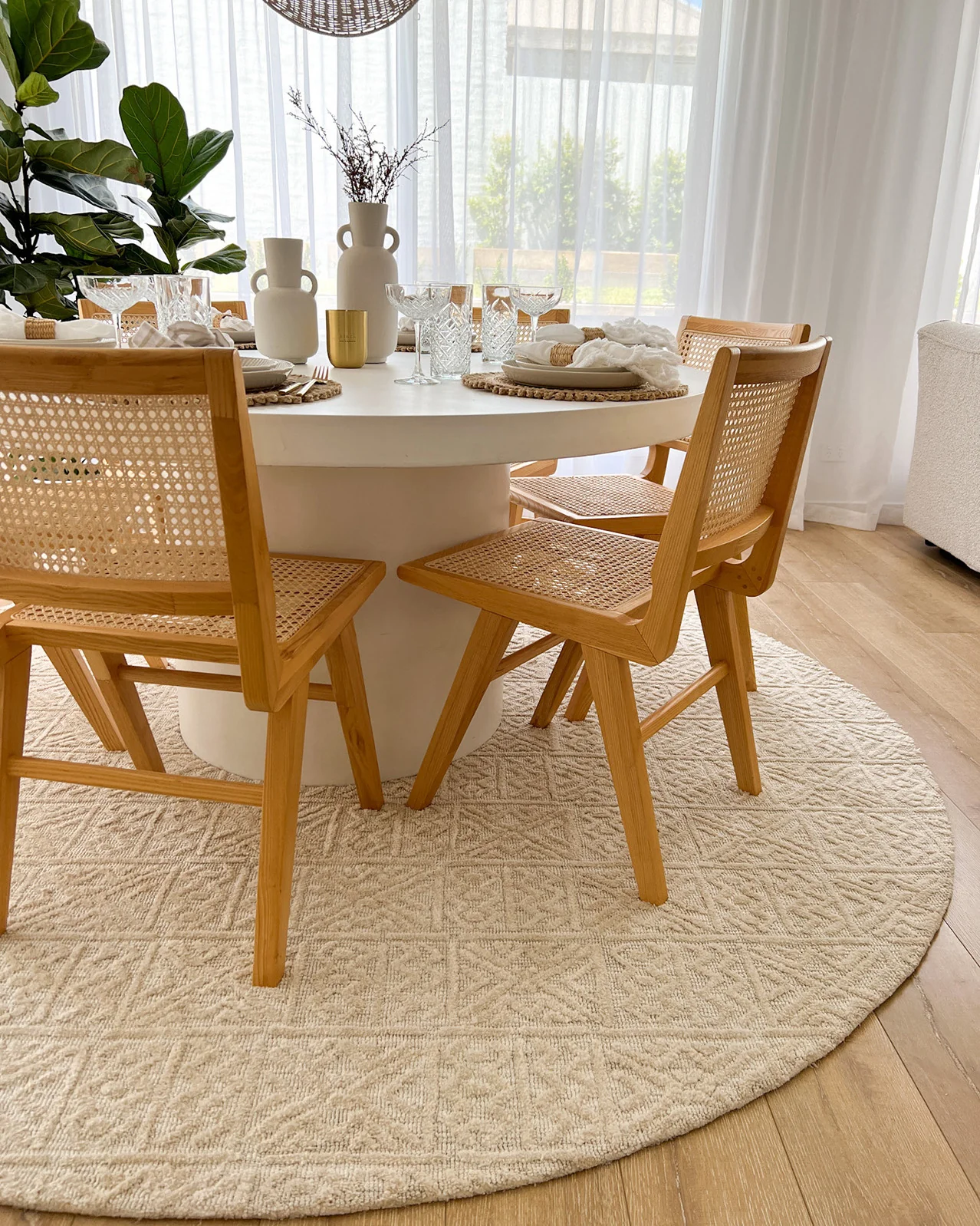 Neewa Beige and Ivory Tribal Transitional Round Rug - Image 6